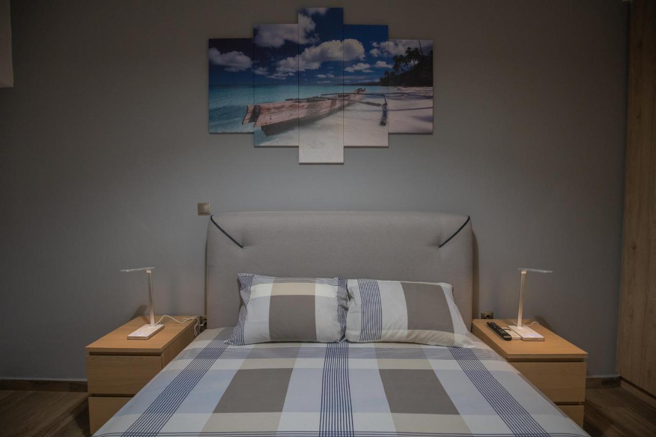 Max Blue Apartment, A Stay Like No Other Piräus Exterior foto